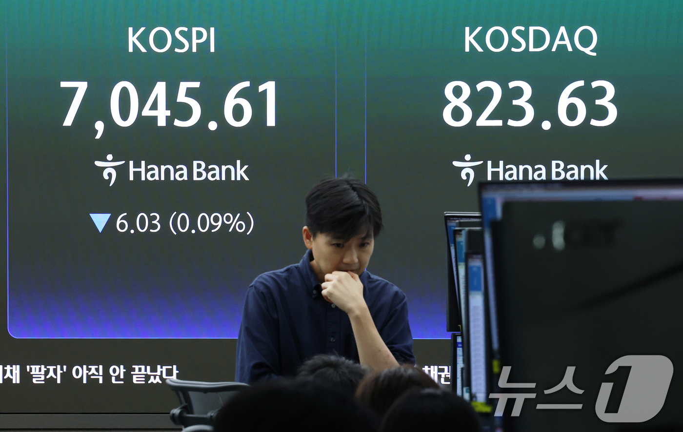 (서울=뉴스1) 오대일 기자 = 10일 오전 서울 중구 하나은행 딜링룸 전광판에 코스피 지수 등 시황이 표시되고 있다. 이날 코스피는 전일 대비 0.18% 내린 7038.85로 하 …