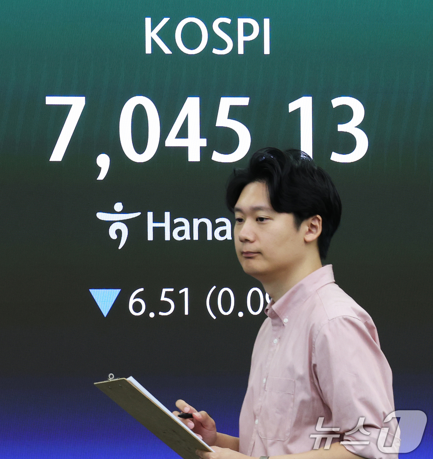 (서울=뉴스1) 오대일 기자 = 10일 오전 서울 중구 하나은행 딜링룸 전광판에 코스피 지수 등 시황이 표시되고 있다. 이날 코스피는 전일 대비 0.18% 내린 7038.85로 하 …
