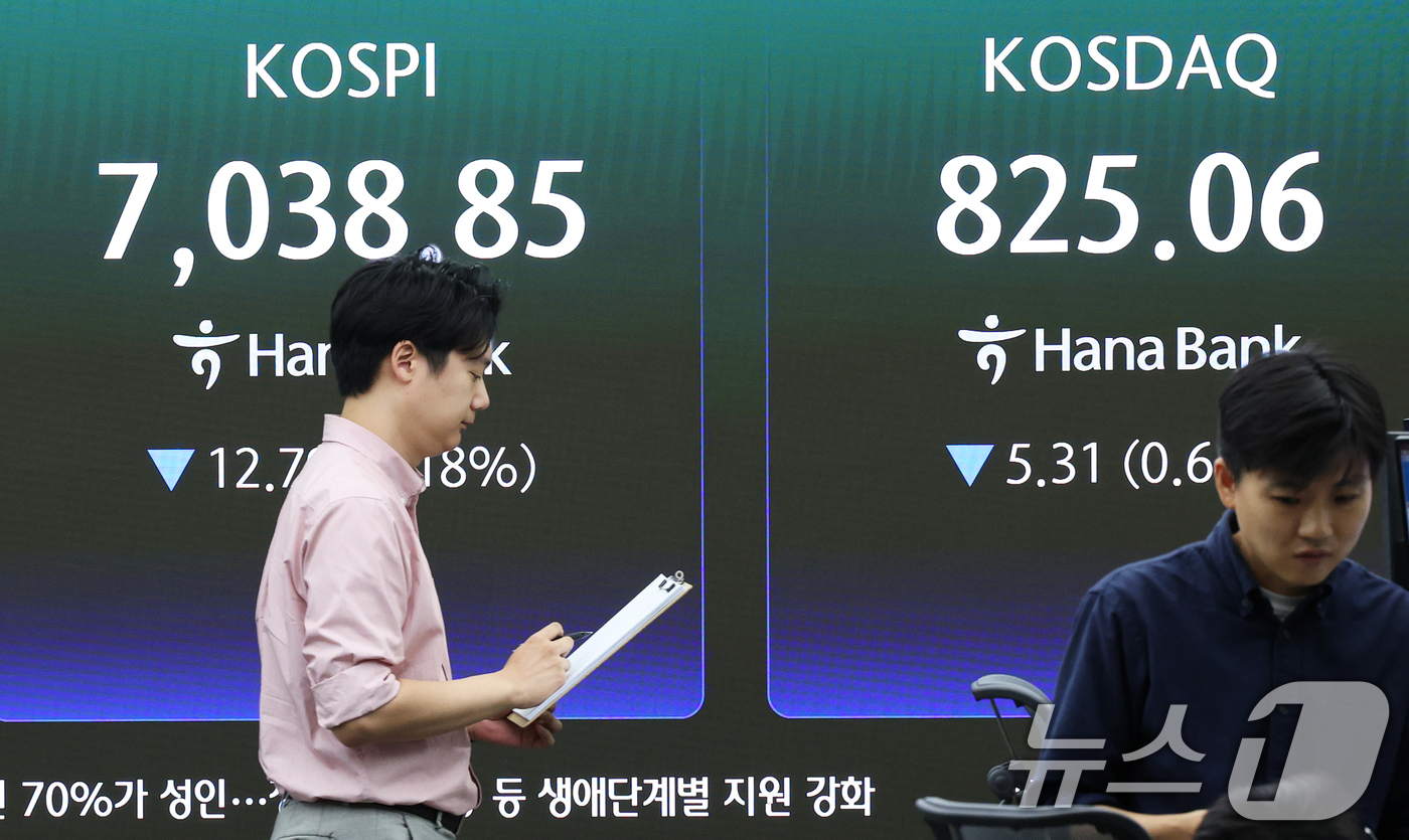 (서울=뉴스1) 오대일 기자 = 10일 오전 서울 중구 하나은행 딜링룸 전광판에 코스피 지수 등 시황이 표시되고 있다. 이날 코스피는 전일 대비 0.18% 내린 7038.85로 하 …