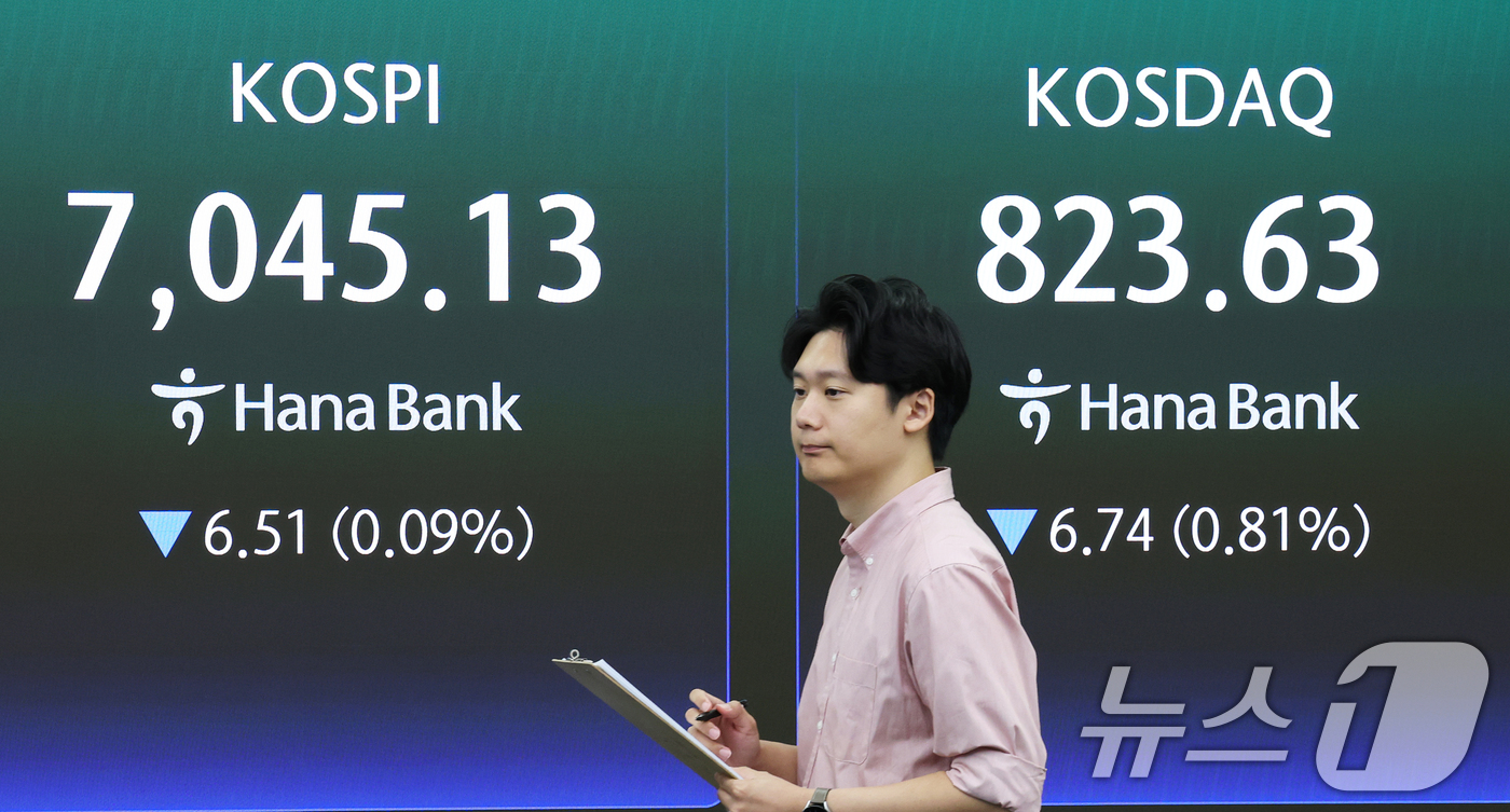 (서울=뉴스1) 오대일 기자 = 10일 오전 서울 중구 하나은행 딜링룸 전광판에 코스피 지수 등 시황이 표시되고 있다. 이날 코스피는 전일 대비 0.18% 내린 7038.85로 하 …