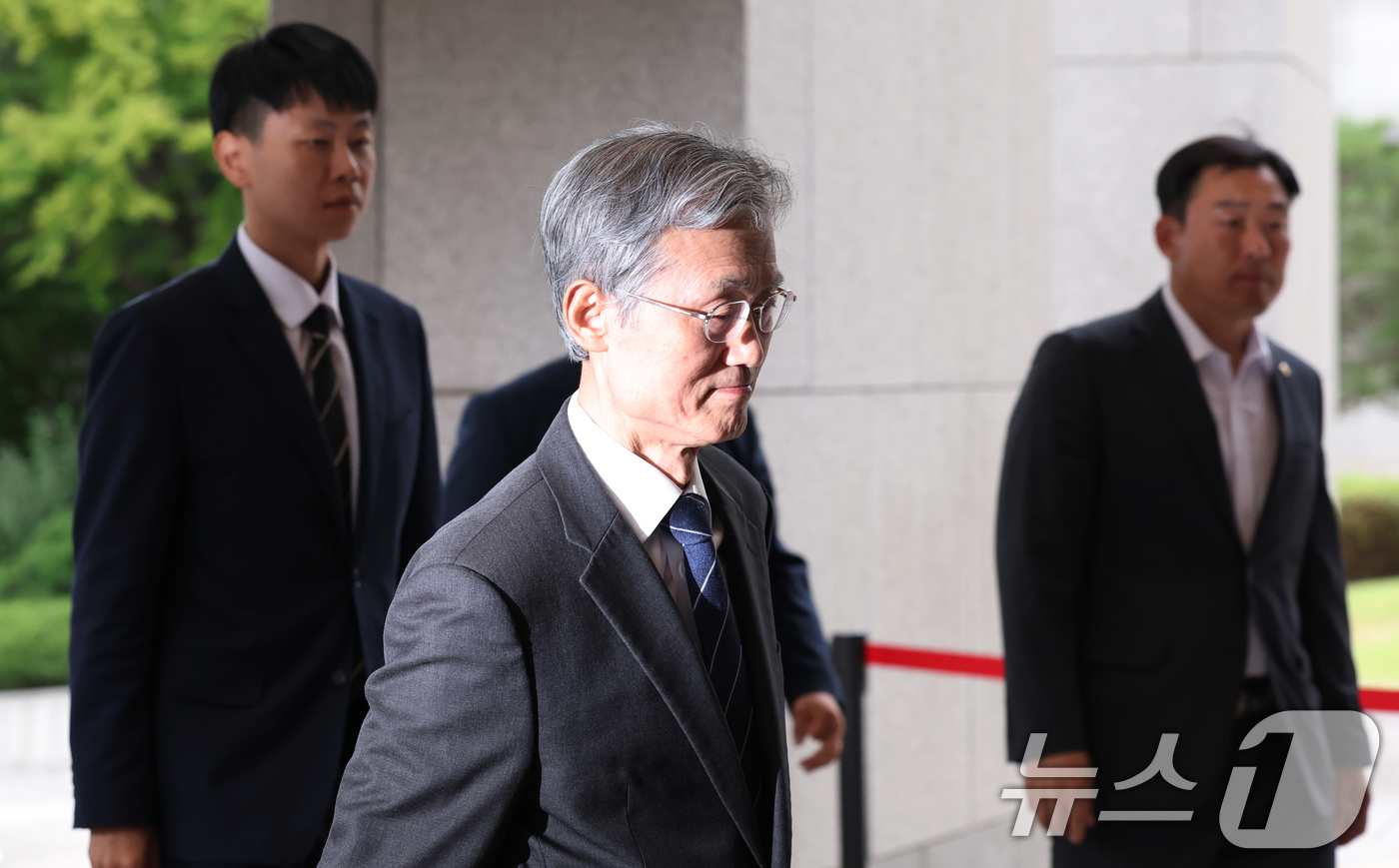 (서울=뉴스1) 김민지 기자 = 조희대 대법원장이 10일 오전 서울 서초구 대법원 청사로 출근하고 있다. 2026.9.10/뉴스1