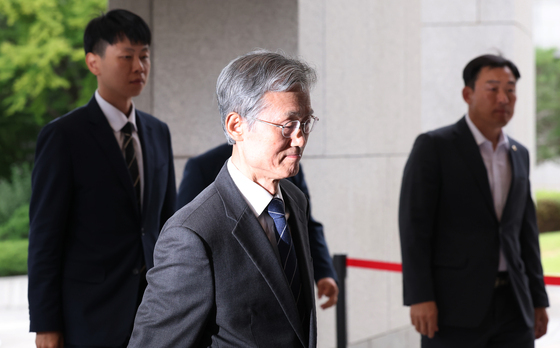 출근하는 조희대 대법원장