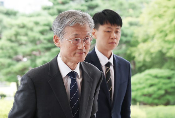 출근하는 조희대 대법원장