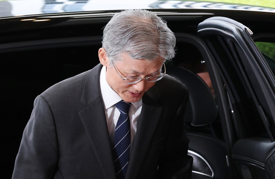 차량에서 내리는 조희대 대법원장
