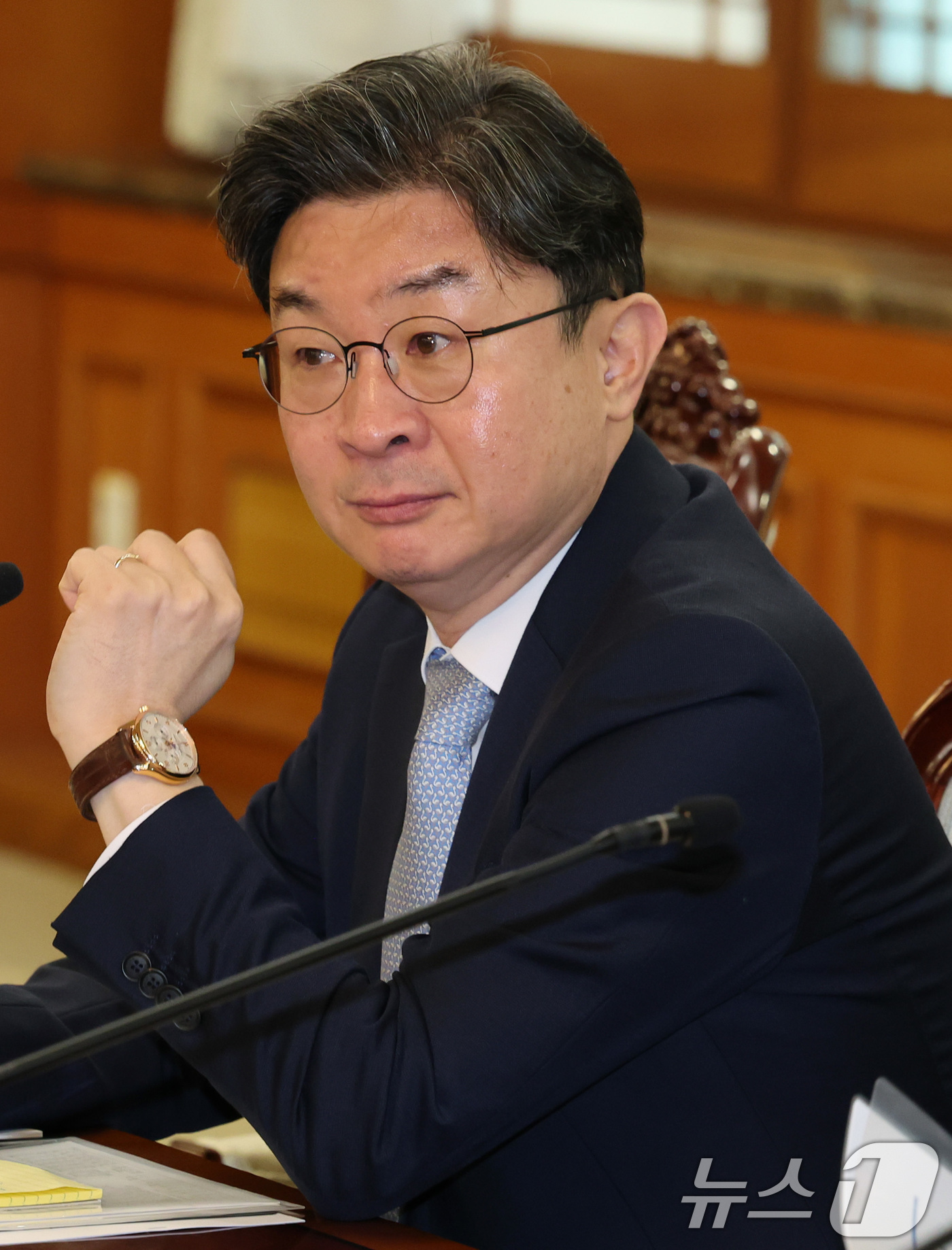 (서울=뉴스1) 이종덕 기자 = 이억원 금융위원장이 10일 서울 종로구 정부서울청사에서 열린 비상경제점검회의에 참석하며 인사하고 있다. 2026.9.10/뉴스1