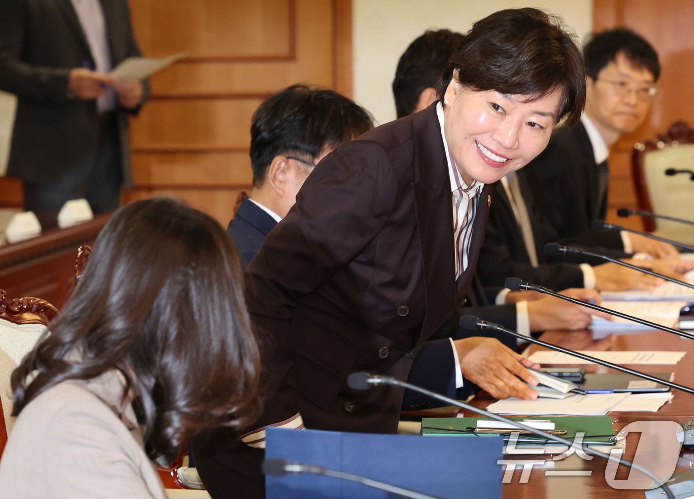 (서울=뉴스1) 이종덕 기자 = 송미령 농식품부 장관이 10일 서울 종로구 정부서울청사에서 열린 비상경제점검회의에 참석하며 인사하고 있다. 2026.9.10/뉴스1