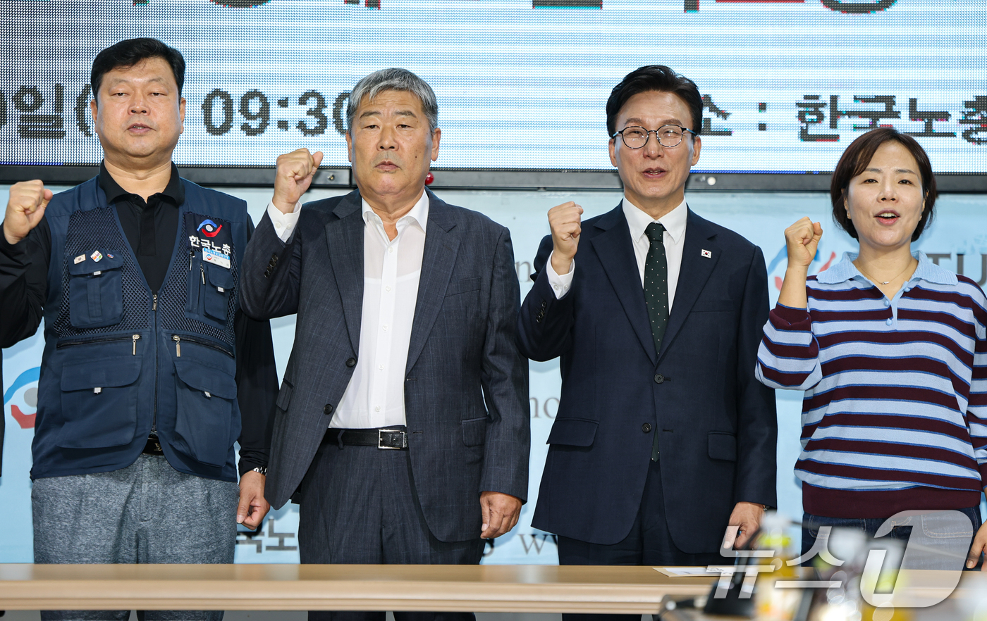 (서울=뉴스1) 김도우 기자 = 김민석 더불어민주당 대표가 10일 서울 영등포구 한국노총을 방문해 김동명 한국노총 위원장을 비롯한 참석자들과 기념촬영울 하고 있다. 2026.9.1 …