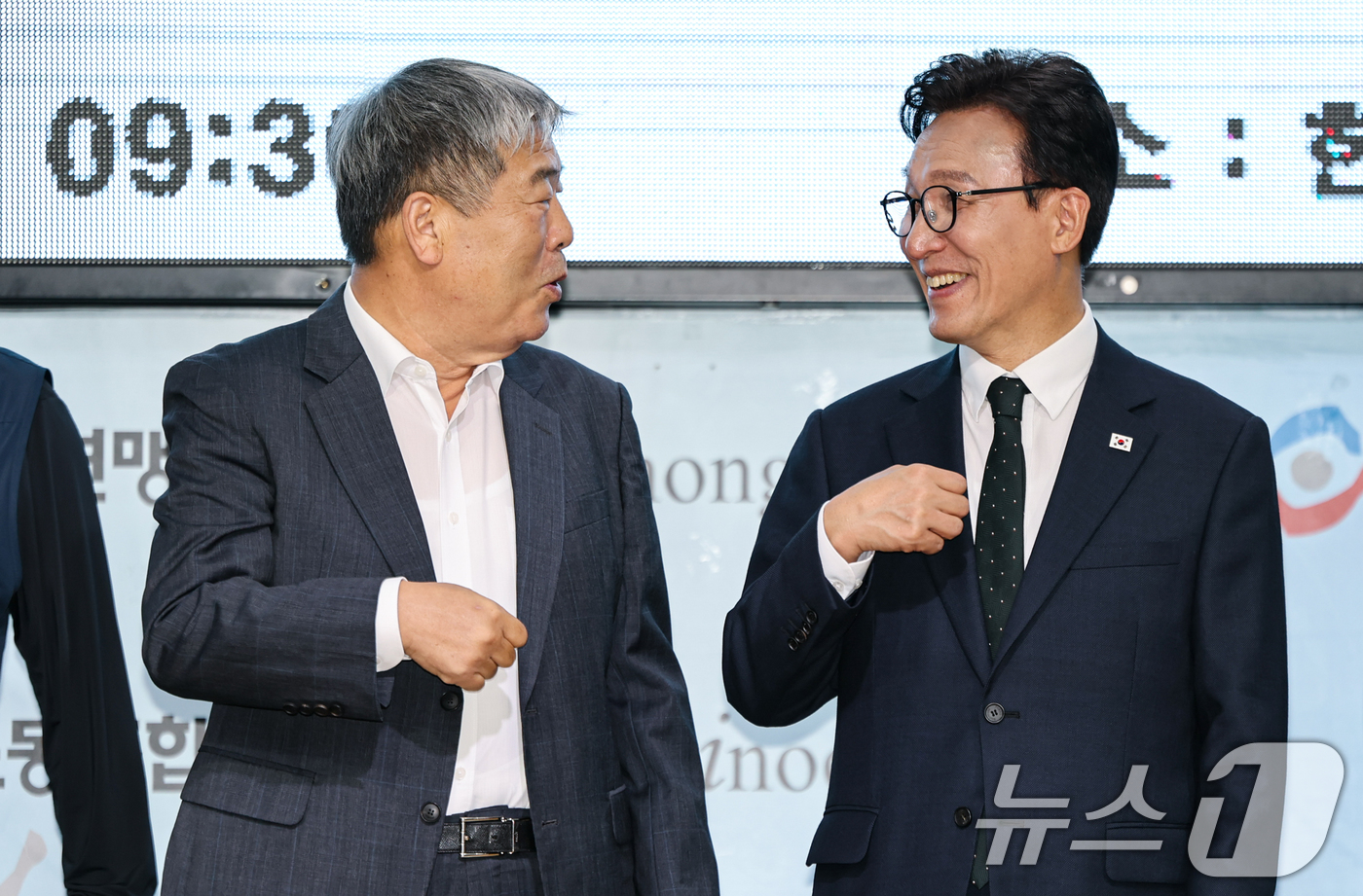 (서울=뉴스1) 김도우 기자 = 김민석 더불어민주당 대표가 10일 서울 영등포구 한국노총을 방문해 김동명 한국노총 위원장과 대화를 나누고 있다. 2026.9.10/뉴스1
