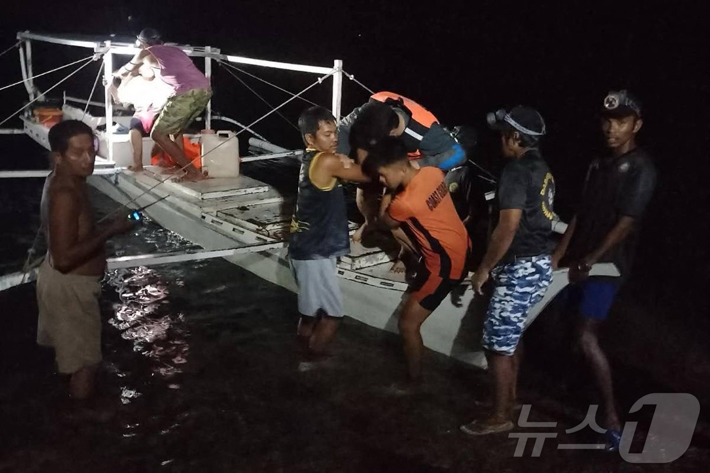 (팔라완 AFP=뉴스1) 김경민 기자 = 필리핀 어민 자원봉사자가 9일(현지시간) 팔라완 인근 해상에서 화재가 발생한 여객선의 생존자들을 구조하고 있다. 2026.9.9ⓒ AFP= …