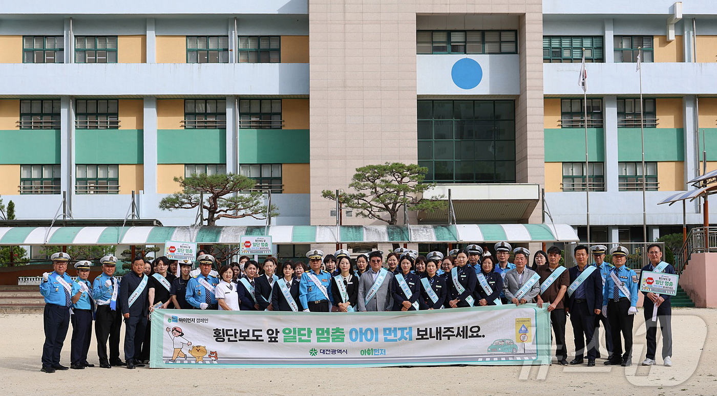 (대전=뉴스1) 이동원 기자 = 대전시는 10일 가을 개학기를 맞아 서구 샘머리초등학교 일원에서 어린이 교통사고 예방과 안전한 통학 환경 조성을 위한 민관 합동 교통안전 캠페인을 …