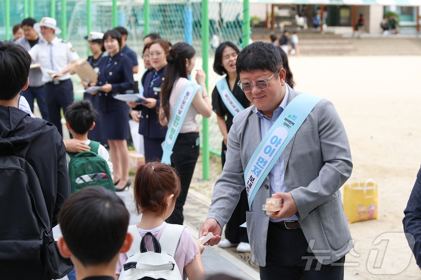 (대전=뉴스1) 이동원 기자 = 대전시는 10일 가을 개학기를 맞아 서구 샘머리초등학교 일원에서 어린이 교통사고 예방과 안전한 통학 환경 조성을 위한 민관 합동 교통안전 캠페인을 …