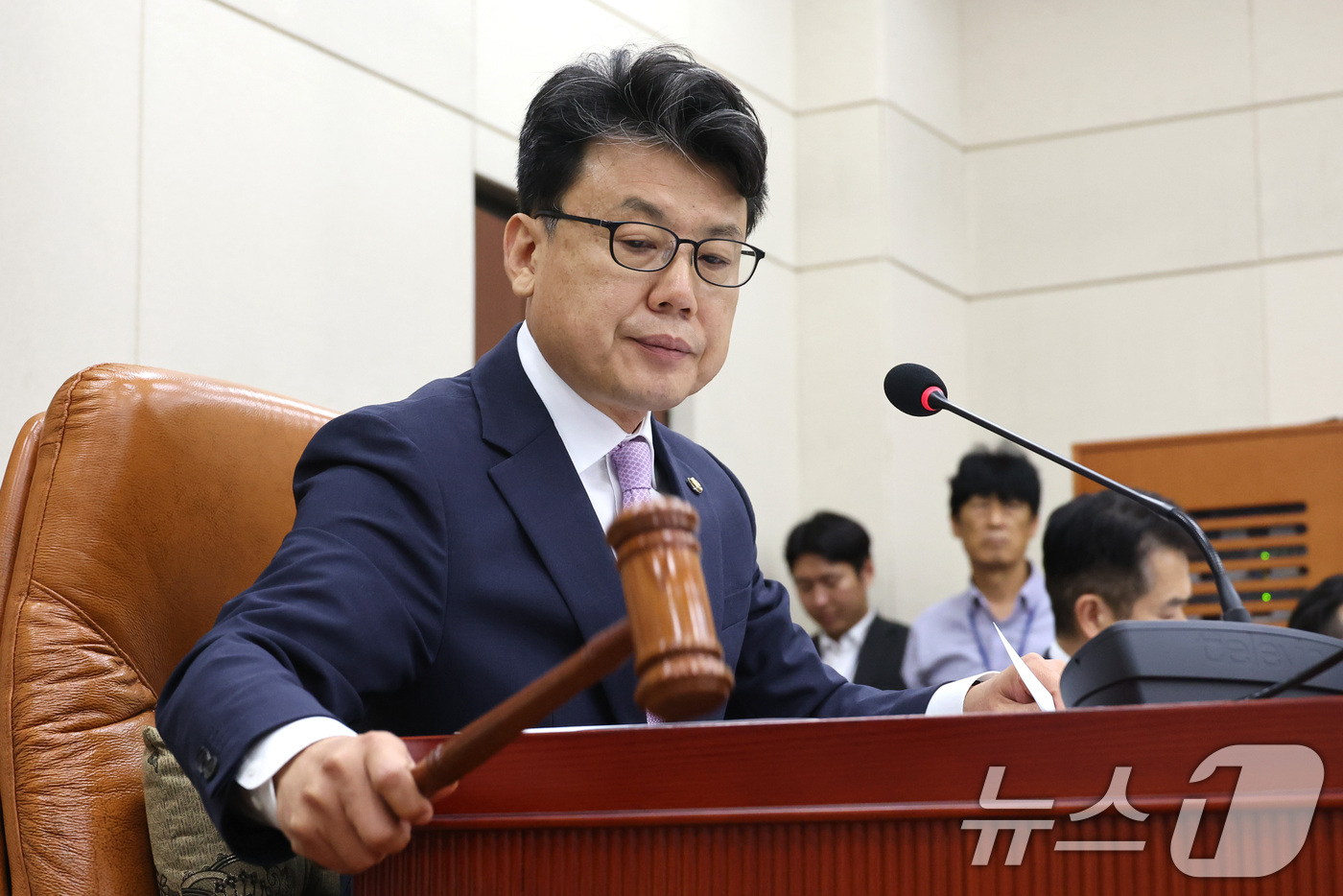 (서울=뉴스1) 신웅수 기자 = 진성준 위원장이 10일 서울 여의도 국회에서 열린 국방위원회 전체회의에서 강신철 국방부 장관 후보자 인사청문회 실시계획서를 채택하고 있다. 2026 …