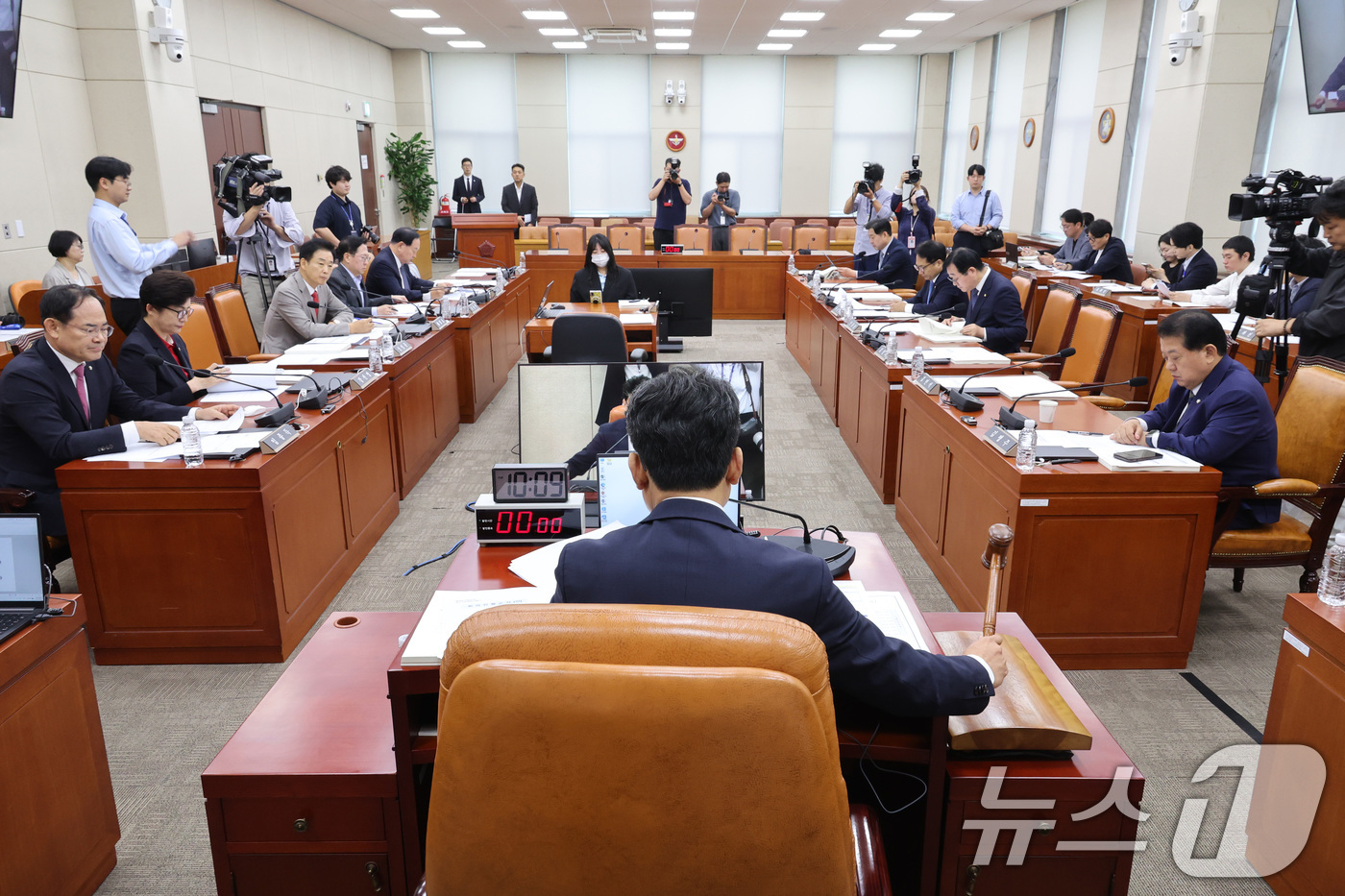 (서울=뉴스1) 신웅수 기자 = 진성준 위원장이 10일 서울 여의도 국회에서 열린 국방위원회 전체회의에서 강신철 국방부 장관 후보자 인사청문회 실시계획서를 채택하고 있다. 2026 …