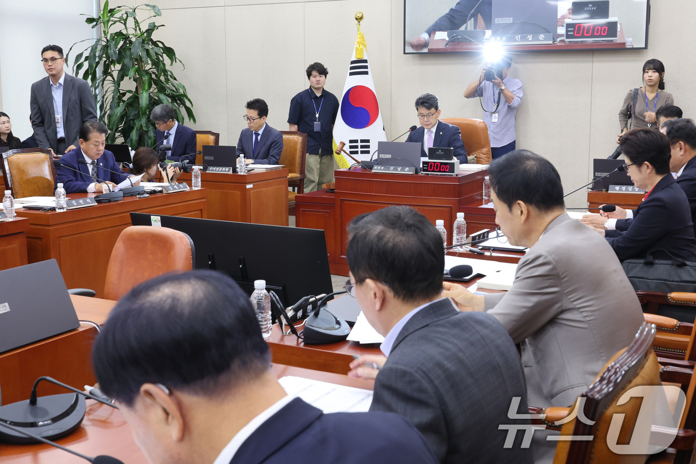(서울=뉴스1) 신웅수 기자 = 진성준 위원장이 10일 서울 여의도 국회에서 열린 국방위원회 전체회의에서 강신철 국방부 장관 후보자 인사청문회 실시계획서를 채택하고 있다. 2026 …