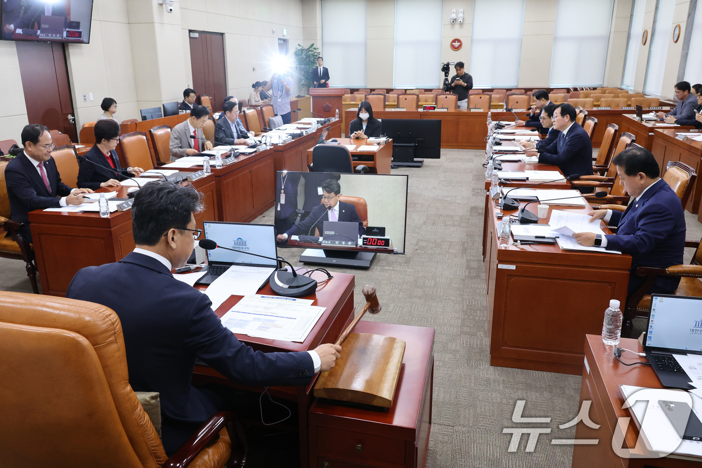 (서울=뉴스1) 신웅수 기자 = 진성준 위원장이 10일 서울 여의도 국회에서 열린 국방위원회 전체회의에서 강신철 국방부 장관 후보자 인사청문회 실시계획서를 채택하고 있다. 2026 …