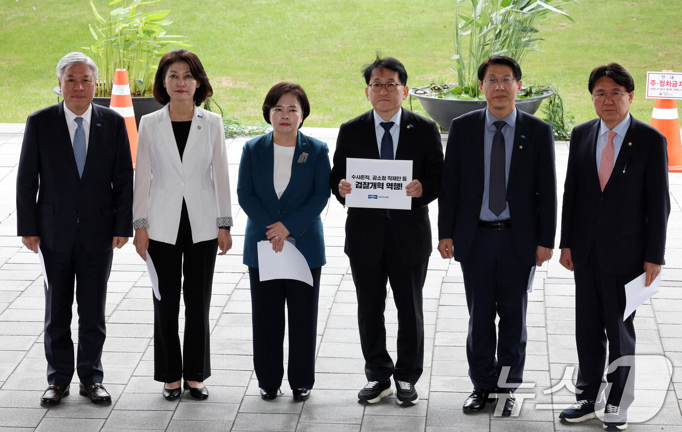 (서울=뉴스1) 이종덕 기자 = 서왕진·강경숙·정춘생·차규근·김형연·황운하 조국혁신당 의원들이 10일 수사준칙-공소청직제안 관련해서 행정안전부 장관 항의방문 하기위해 서울 종로구 …