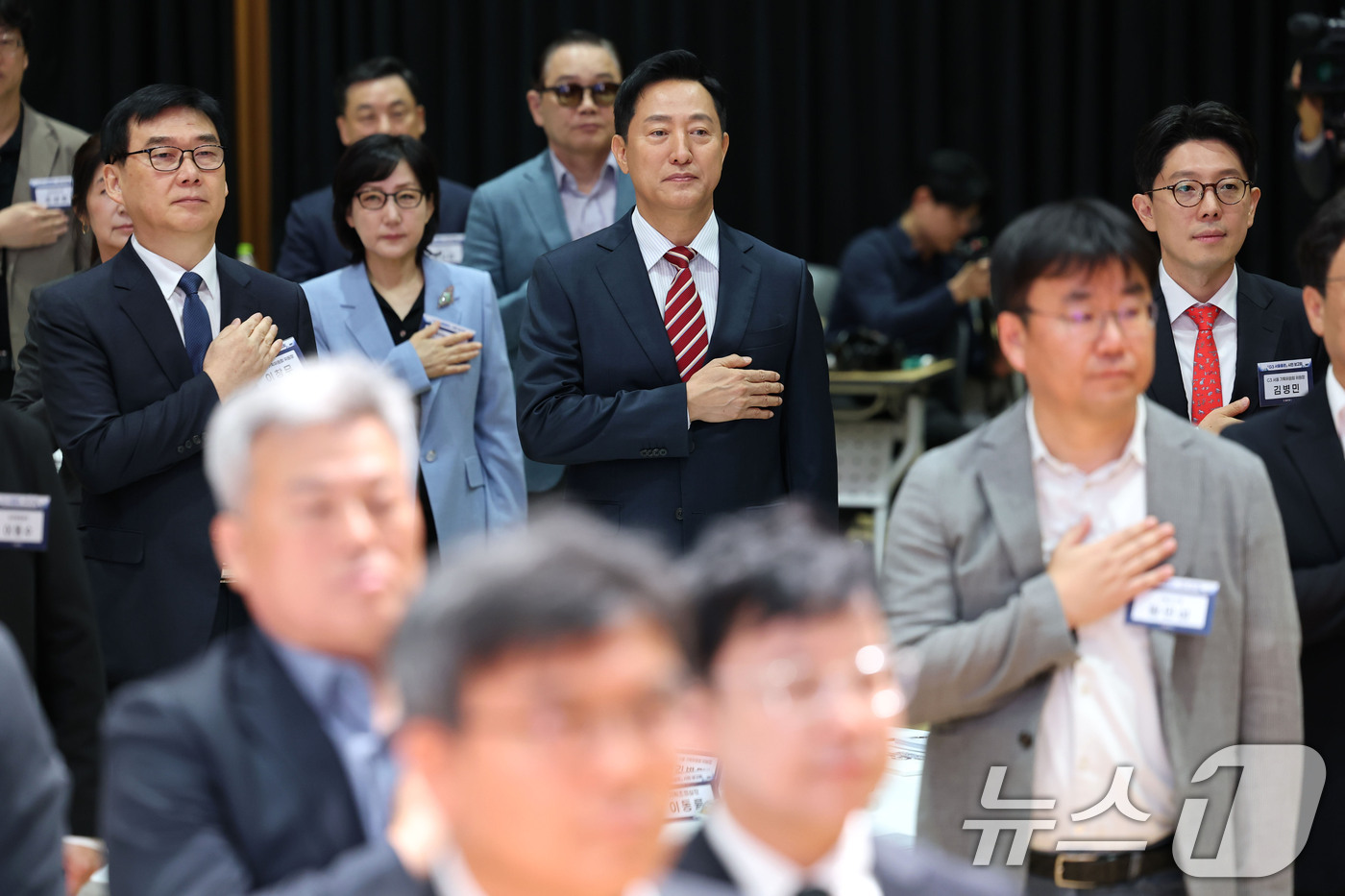 (서울=뉴스1) 이광호 기자 = 오세훈 서울시장이 10일 오전 서울시청에서 열린 'G3 서울플랜' 시민 보고회에서  참석자들과 국민의례를 하고 있다. 2026.9.10/뉴스1