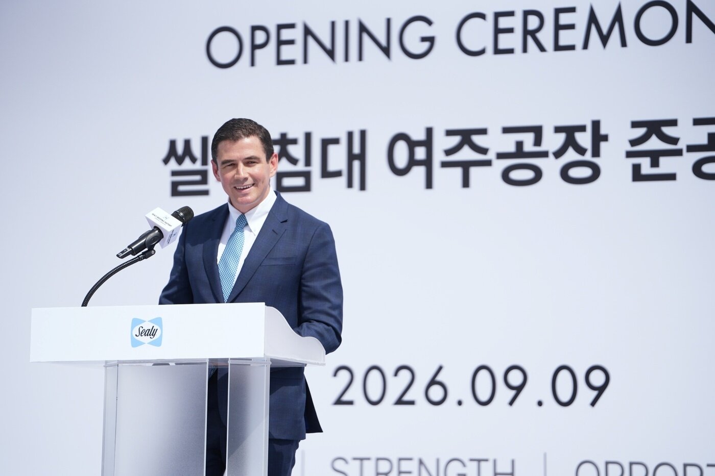 본문 이미지 - 조지 다이어 씰리 아시아퍼시픽 사장이 축사를 하고 있다.(씰리코리아 제공)