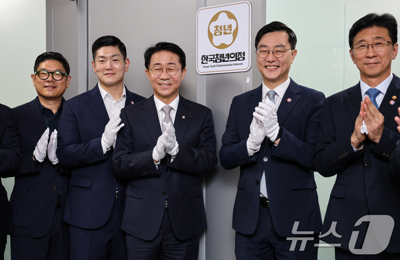 (서울=뉴스1) 김도우 기자 = 조정식 국회의장이 10일 서울 여의도 국회 소통관에서 한국청년의정 현판식 후 기념촬영을 하고 있다. 2026.9.10/뉴스1
