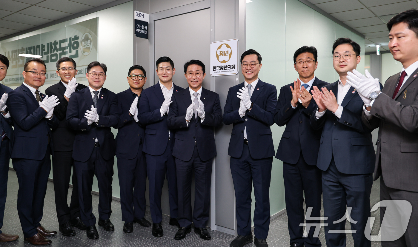 (서울=뉴스1) 김도우 기자 = 조정식 국회의장이 10일 서울 여의도 국회 소통관에서 한국청년의정 현판식 후 기념촬영을 하고 있다. 2026.9.10/뉴스1