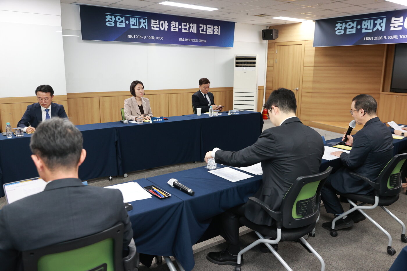본문 이미지 - 이소영 중소벤처기업부 장관 후보자가 10일 서울특별시 영등포구 벤처기업협회를 방문하여 주요 관계자들과 얘기하고 있다.(중소벤처기업부 제공)