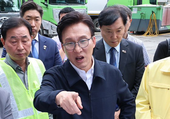 환경미화원 업무 환경 점검하는 김민석 대표