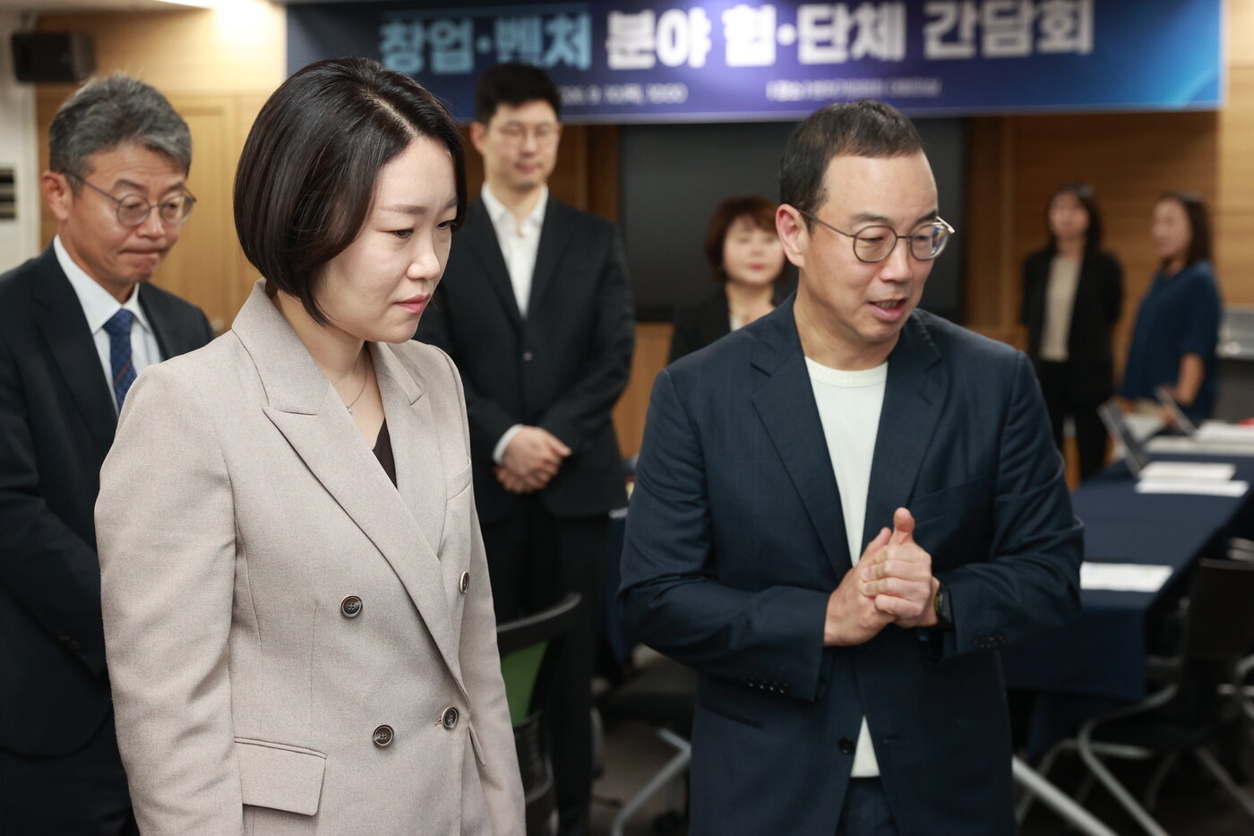 본문 이미지 - 이소영 중소벤처기업부 장관 후보자가 10일 서울특별시 영등포구 벤처기업협회를 방문, 송병준 벤처기업협회 회장을 만나고 있다.(중소벤처기업부 제공)
