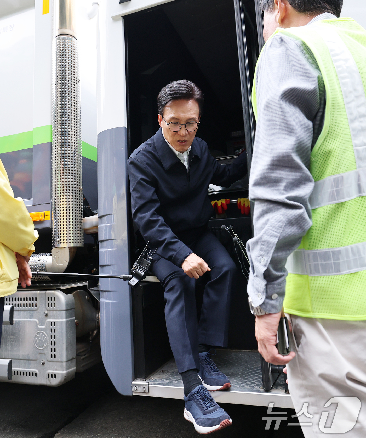 (서울=뉴스1) 오대일 기자 = 김민석 더불어민주당 대표가 10일 서울 종로구 창신동 쓰레기 적환장에서 저상형 청소차량에 탑승해 환경미화원 작업 환경을 점검하고 있다. 2026.9 …