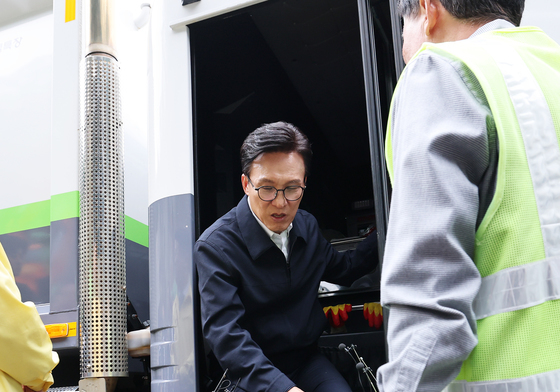 저상형 청소차량 탑승하는 김민석 대표