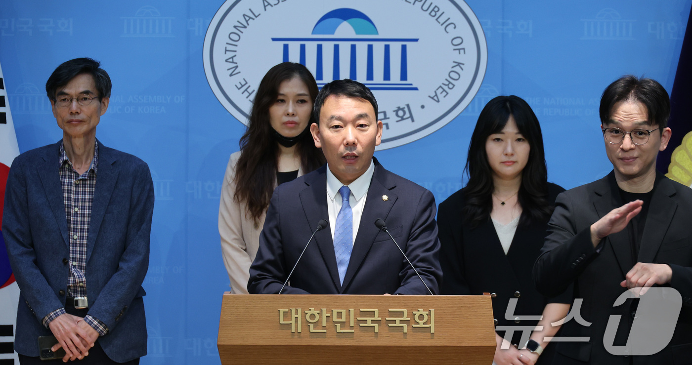 (서울=뉴스1) 신웅수 기자 = 김용민 더불어민주당 의원이 10일 서울 여의도 국회 소통관에서 열린 공소청 직제 개편 관련 당원 단체 기자회견에서 발언하고 있다. 2026.9.10 …