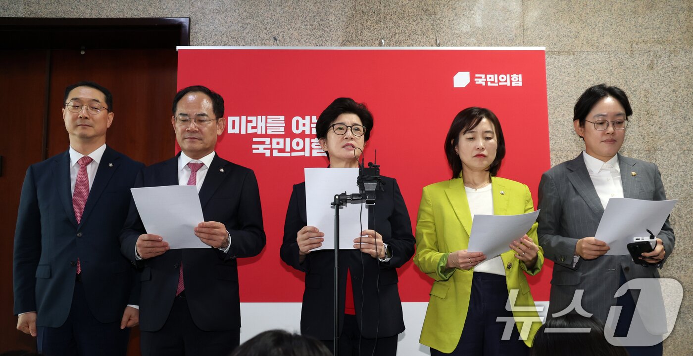 본문 이미지 - 국민의힘 강선영 성평등가족위원회 간사와 소속 의원들이 10일 서울 여의도 국회에서 용혜인 성평등가족부 장관 후보자 인사청문회 관련 기자회견을 하고 있다. 성평등가족위는 이날 전체회의에서 용 후보자의 인사청문회 일정과 증인·참고인 문제 등을 논의할 예정이었지만 여야 간사 간 증인 협상이 결렬되면서 회의가 무산됐다. 2026.9.10 ⓒ 뉴스1 황기선 기자