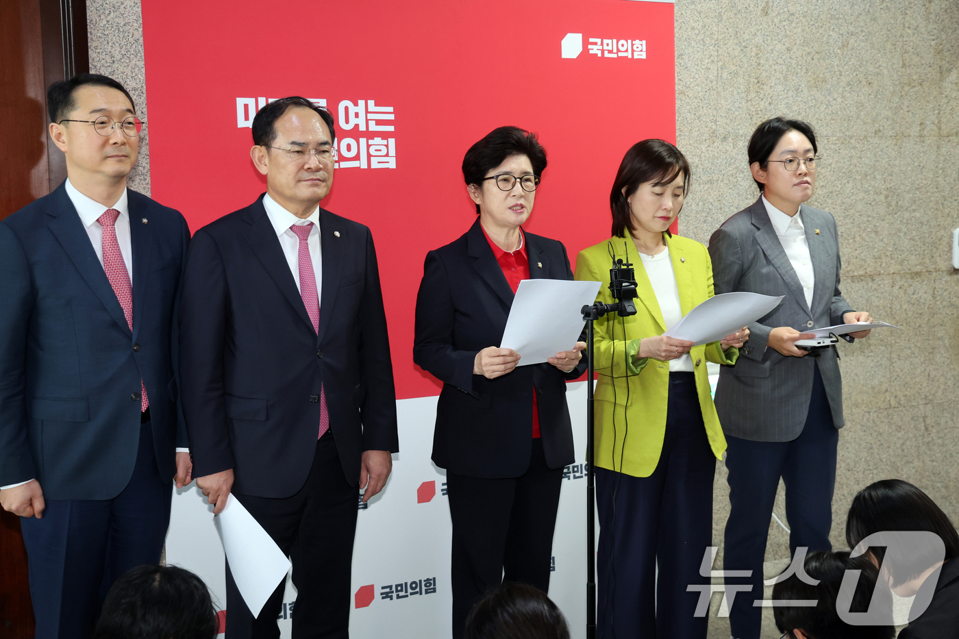 (서울=뉴스1) 황기선 기자 = 국민의힘 강선영 성평등가족위원회 간사와 소속 의원들이 10일 서울 여의도 국회에서 용혜인 성평등가족부 장관 후보자 인사청문회 관련 기자회견을 하고 …