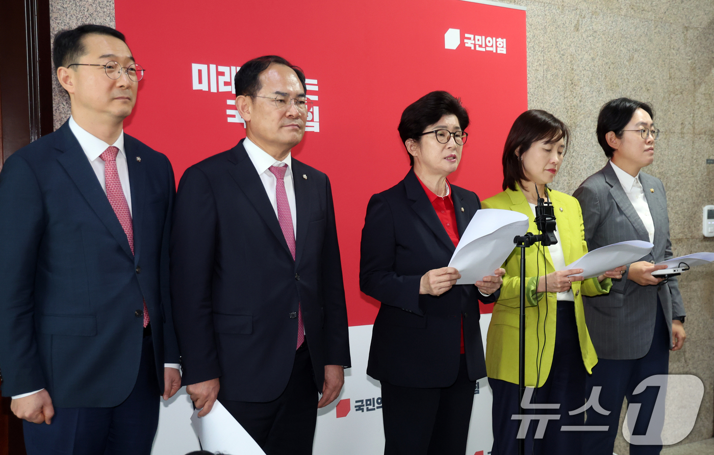 (서울=뉴스1) 황기선 기자 = 국민의힘 강선영 성평등가족위원회 간사와 소속 의원들이 10일 서울 여의도 국회에서 용혜인 성평등가족부 장관 후보자 인사청문회 관련 기자회견을 하고 …