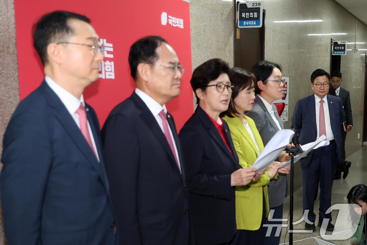 (서울=뉴스1) 황기선 기자 = 정점식 원내대표가 10일 서울 여의도 국회에서 국민의힘 성평등가족위원회 소속 의원들의 용혜인 성평등가족부 장관 후보자 인사청문회 관련 기자회견을 경 …