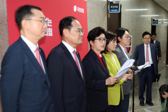 野 성평등위 기자회견 경청하는 정점식 원내대표