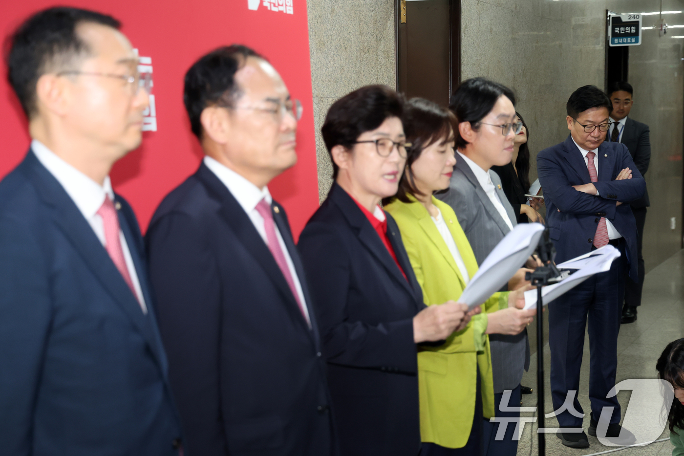 (서울=뉴스1) 황기선 기자 = 정점식 원내대표가 10일 서울 여의도 국회에서 국민의힘 성평등가족위원회 소속 의원들의 용혜인 성평등가족부 장관 후보자 인사청문회 관련 기자회견을 경 …