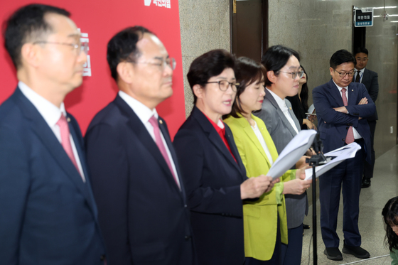野 성평등위 기자회견 경청하는 정점식 원내대표