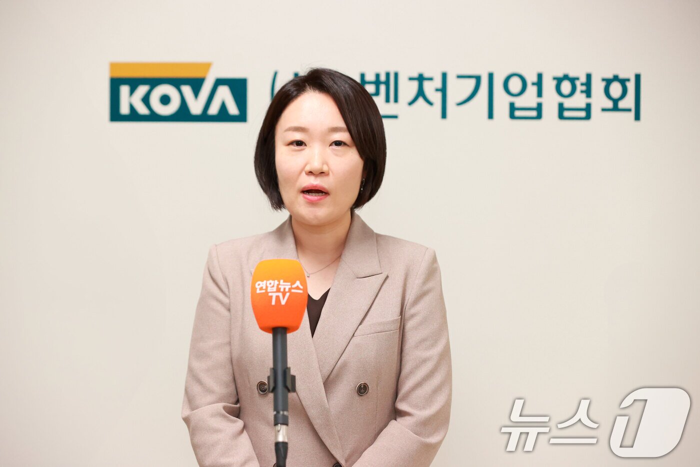 본문 이미지 - 이소영 중소벤처기업부 장관 후보자가 10일 서울 영등포구 벤처기업협회에서 차담회를 마친 뒤 취재진과 질의응답하고 있다. (중소벤처기업부 제공. 재판매 및 DB금지) 2026.9.10 ⓒ 뉴스1