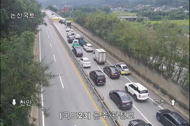 공주 23번 국도서 화물차 전도…공주 방향 편도 2차로 정체