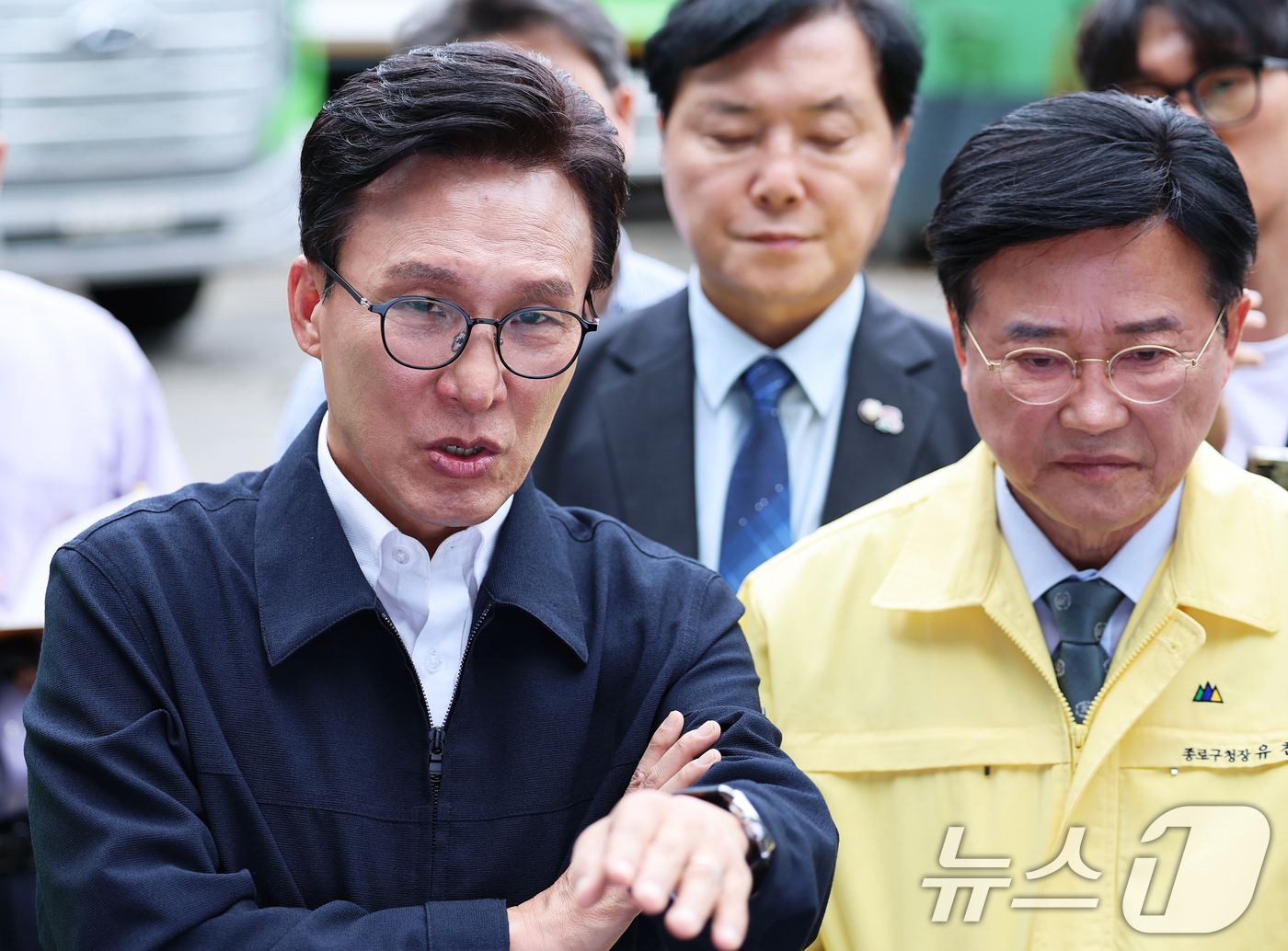 (서울=뉴스1) 오대일 기자 = 김민석 더불어민주당 대표가 10일 서울 종로구 창신동 쓰레기 적환장을 방문해 생활폐기물 수집·운반 등 환경미화원 업무 현황을 점검하며 유찬종 종로구 …