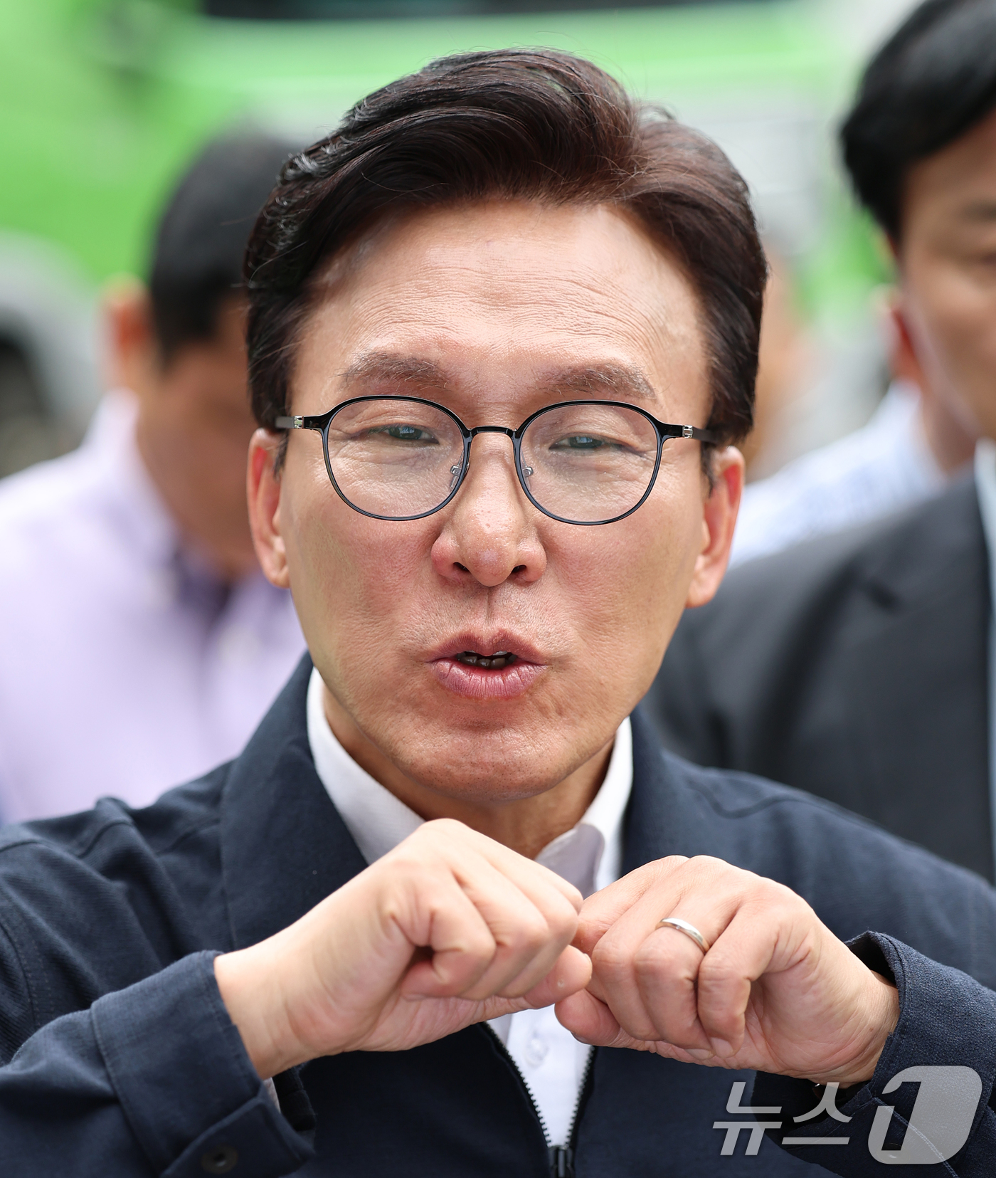 (서울=뉴스1) 오대일 기자 = 김민석 더불어민주당 대표가 10일 서울 종로구 창신동 쓰레기 적환장을 방문해 생활폐기물 수집·운반 등 환경미화원 업무 현황을 점검하고 있다. 202 …