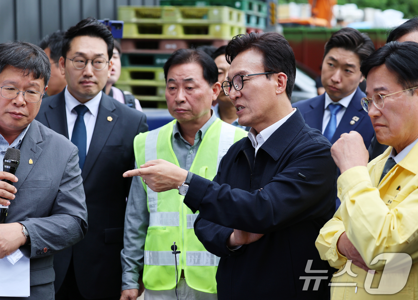 (서울=뉴스1) 오대일 기자 = 김민석 더불어민주당 대표가 10일 서울 종로구 창신동 쓰레기 적환장을 방문해 생활폐기물 수집·운반 등 환경미화원 업무 현황을 점검하고 있다. 202 …