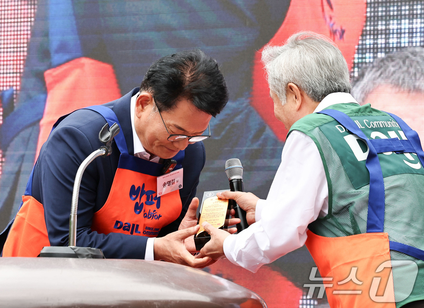 (서울=뉴스1) 이종수 기자 = 송영길 더불어민주당 의원이 10일 서울 동대문구 밥퍼나눔운동본부에서 열린 ‘밥퍼 1500만 그릇 돌파 감사축제’에서 최일도 목사에게 감사패를 받고 …