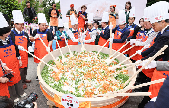 밥퍼 1500만 그릇 기념 '대형 비빔밥'