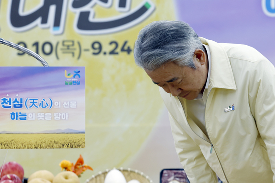 고개 숙여 인사하는 강호동 회장