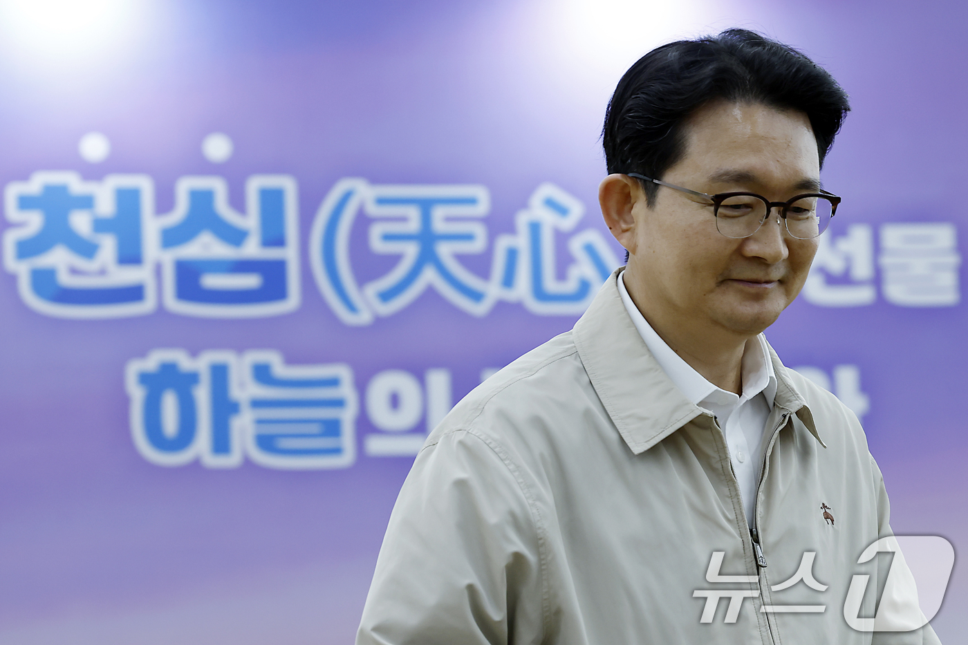 (서울=뉴스1) 박정호 기자 = 김종구 농림축산식품부 차관이 10일 오전 서울시 서초구 농협하나로마트 양재점에서 열린 추석맞이 할인대전 기념식에서 격려사를 마친 뒤 자리로 향하고 …