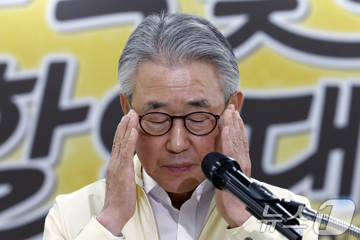 (서울=뉴스1) 박정호 기자 = 강호동 농협중앙회장이 10일 오전 서울시 서초구 농협하나로마트 양재점에서 열린 추석맞이 할인대전 기념식에서 인사말을 위해 안경을 쓰고 있다. 농협도 …