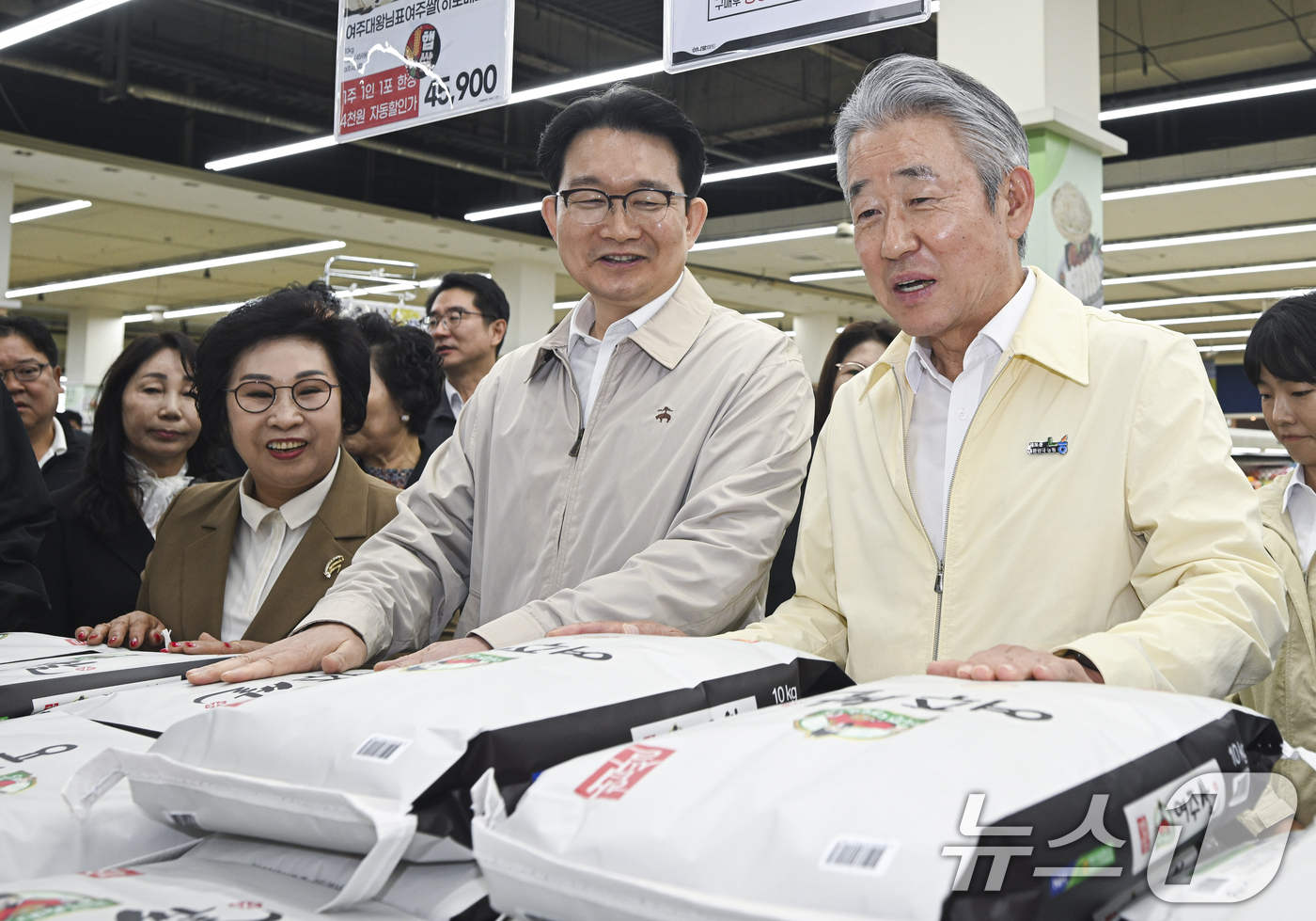 (서울=뉴스1) 박정호 기자 = 강호동 농협중앙회장(오른쪽)과 김종구 농림축산식품부 차관이 10일 서울 서초구 하나로마트 양재점을 방문해 양곡 제품을 살펴보고 있다.농협도 자체 재 …