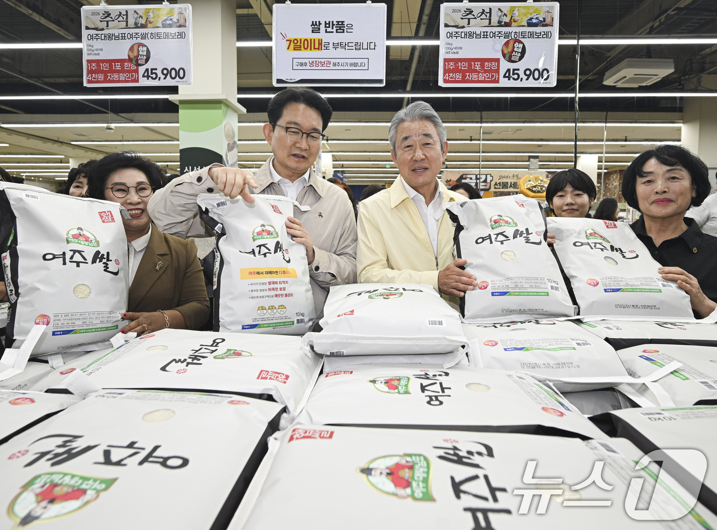 (서울=뉴스1) 박정호 기자 = 강호동 농협중앙회장과 김종구 농림축산식품부 차관 등이 10일 서울 서초구 하나로마트 양재점을 방문해 양곡 제품을 살펴보고 있다.농협도 자체 재원 등 …