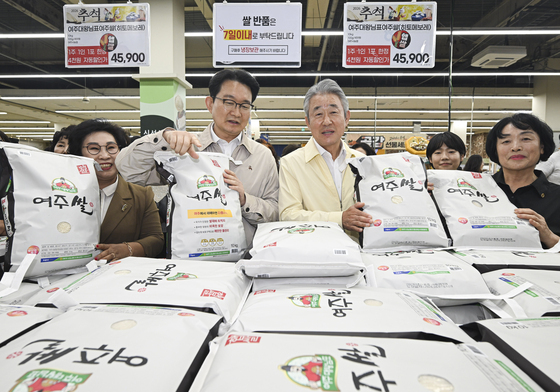 여주 쌀 살펴보는 강호동 회장과 김종구 차관